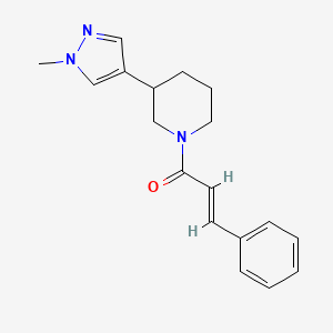 molecular formula C18H21N3O B2468072 (E)-1-[3-(1-Methylpyrazol-4-yl)piperidin-1-yl]-3-phenylprop-2-en-1-one CAS No. 2321334-31-8