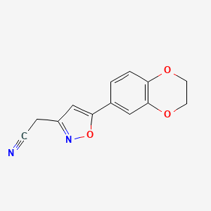 molecular formula C13H10N2O3 B2468181 2-(5-(2,3-ジヒドロベンゾ[b][1,4]ジオキシン-6-イル)イソキサゾール-3-イル)アセトニトリル CAS No. 1207031-99-9