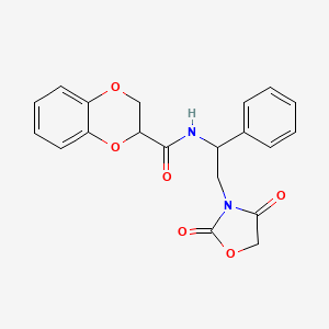 molecular formula C20H18N2O6 B2468581 N-(2-(2,4-二氧代恶唑烷-3-基)-1-苯乙基)-2,3-二氢苯并[b][1,4]二噁英-2-甲酰胺 CAS No. 2034564-06-0