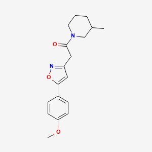 molecular formula C18H22N2O3 B2469404 2-(5-(4-Methoxyphenyl)isoxazol-3-yl)-1-(3-methylpiperidin-1-yl)ethanone CAS No. 952986-91-3