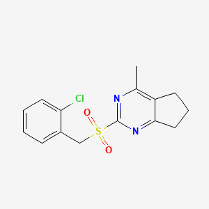 molecular formula C15H15ClN2O2S B2469536 2-((2-Chlorbenzyl)sulfonyl)-4-methyl-6,7-dihydro-5H-cyclopenta(d)pyrimidin CAS No. 477852-11-2