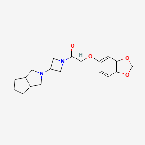 molecular formula C20H26N2O4 B2471028 1-[3-(3,3a,4,5,6,6a-Hexahydro-1H-cyclopenta[c]pyrrol-2-yl)azetidin-1-yl]-2-(1,3-benzodioxol-5-yloxy)propan-1-one CAS No. 2415517-10-9