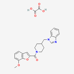 molecular formula C25H25N3O7 B2471378 (4-((1H-ベンゾ[d]イミダゾール-1-イル)メチル)ピペリジン-1-イル)(7-メトキシベンゾフラン-2-イル)メタノン オキサレート CAS No. 1351652-06-6