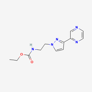 molecular formula C12H15N5O2 B2471423 乙基（2-（3-（吡嗪-2-基）-1H-吡唑-1-基）乙基）氨基甲酸酯 CAS No. 2034510-86-4