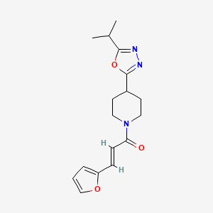 molecular formula C17H21N3O3 B2471456 (E)-3-(furan-2-yl)-1-(4-(5-isopropyl-1,3,4-oxadiazol-2-yl)piperidin-1-yl)prop-2-en-1-one CAS No. 1212792-04-5