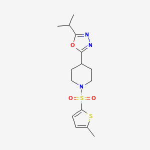 molecular formula C15H21N3O3S2 B2471507 2-Isopropyl-5-(1-((5-methylthiophen-2-yl)sulfonyl)piperidin-4-yl)-1,3,4-oxadiazole CAS No. 1235090-37-5