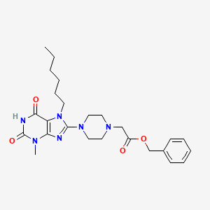 molecular formula C25H34N6O4 B2471846 苯甲酸2-[4-(7-己基-3-甲基-2,6-二氧嘌呤-8-基)哌嗪-1-基]乙酸酯 CAS No. 898463-15-5