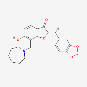 molecular formula C23H23NO5 B2471978 (Z)-7-(氮杂环戊烷-1-基甲基)-2-(苯并[d][1,3]二氧杂环-5-基亚甲基)-6-羟基苯并呋喃-3(2H)-酮 CAS No. 859665-86-4