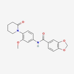 molecular formula C20H20N2O5 B2472045 N-(3-metoxi-4-(2-oxopiperidin-1-il)fenil)benzo[d][1,3]dioxol-5-carboxamida CAS No. 941872-84-0