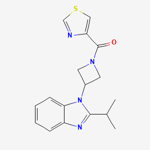 molecular formula C17H18N4OS B2472363 [3-(2-Propan-2-ylbenzimidazol-1-yl)azetidin-1-yl]-(1,3-thiazol-4-yl)methanone CAS No. 2415473-05-9
