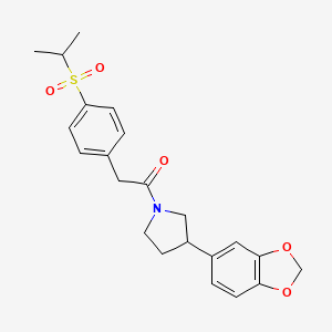 molecular formula C22H25NO5S B2474011 1-(3-(Benzo[d][1,3]dioxol-5-yl)pyrrolidin-1-yl)-2-(4-(isopropylsulfonyl)phenyl)ethanone CAS No. 1904294-97-8