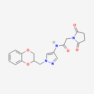 molecular formula C18H18N4O5 B2474067 N-(1-((2,3-dihydrobenzo[b][1,4]dioxin-2-yl)methyl)-1H-pyrazol-4-yl)-2-(2,5-dioxopyrrolidin-1-yl)acetamide CAS No. 1798043-82-9