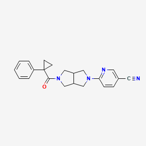 molecular formula C22H22N4O B2474229 6-[5-(1-フェニルシクロプロパンカルボニル)-オクタヒドロピロロ[3,4-c]ピロール-2-イル]ピリジン-3-カルボニトリル CAS No. 2415501-14-1