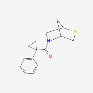 molecular formula C15H17NOS B2474604 2-噻-5-氮杂双环[2.2.1]庚烷-5-基(1-苯基环丙基)甲酮 CAS No. 2034455-43-9