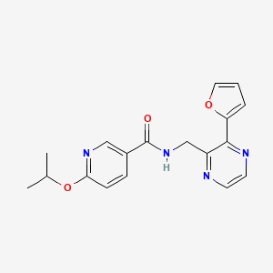 molecular formula C18H18N4O3 B2474777 N-((3-(furan-2-yl)pyrazin-2-yl)methyl)-6-isopropoxynicotinamide CAS No. 2034569-86-1