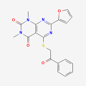 molecular formula C20H16N4O4S B2475885 7-(furan-2-yl)-1,3-dimethyl-5-((2-oxo-2-phenylethyl)thio)pyrimido[4,5-d]pyrimidine-2,4(1H,3H)-dione CAS No. 847191-35-9