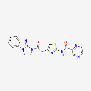 molecular formula C19H15N7O2S B2476474 N-(4-(2-(2,3-ジヒドロ-1H-ベンゾ[d]イミダゾ[1,2-a]イミダゾール-1-イル)-2-オキソエチル)チアゾール-2-イル)ピラジン-2-カルボキサミド CAS No. 1207049-19-1