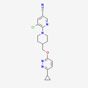 molecular formula C19H20ClN5O B2476655 5-Chloro-6-[4-[(6-cyclopropylpyridazin-3-yl)oxymethyl]piperidin-1-yl]pyridine-3-carbonitrile CAS No. 2379949-05-8