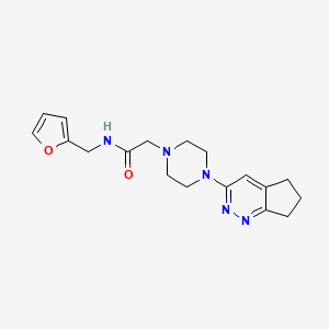 molecular formula C18H23N5O2 B2477342 N-[(furan-2-yl)méthyl]-2-(4-{5H,6H,7H-cyclopenta[c]pyridazin-3-yl}pipérazin-1-yl)acétamide CAS No. 2034364-10-6