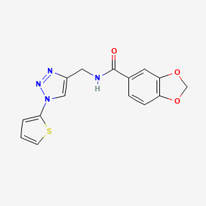 molecular formula C15H12N4O3S B2478998 N-((1-(チオフェン-2-イル)-1H-1,2,3-トリアゾール-4-イル)メチル)ベンゾ[d][1,3]ジオキソール-5-カルボキサミド CAS No. 2034381-06-9