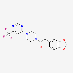 molecular formula C18H17F3N4O3 B2479949 2-(苯并[d][1,3]二氧杂环-5-基)-1-(4-(6-(三氟甲基)嘧啶-4-基)哌嗪-1-基)乙酮 CAS No. 2034411-27-1