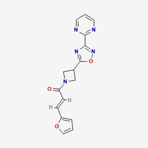molecular formula C16H13N5O3 B2480443 (E)-3-(furan-2-yl)-1-(3-(3-(pyrimidin-2-yl)-1,2,4-oxadiazol-5-yl)azetidin-1-yl)prop-2-en-1-one CAS No. 1331426-67-5