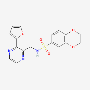 molecular formula C17H15N3O5S B2481128 N-((3-(呋喃-2-基)吡嘧啶-2-基)甲基)-2,3-二氢苯并[b][1,4]二氧杂环己烷-6-磺酰胺 CAS No. 2034363-44-3