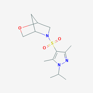 molecular formula C13H21N3O3S B2481350 5-((1-イソプロピル-3,5-ジメチル-1H-ピラゾール-4-イル)スルホニル)-2-オキサ-5-アザビシクロ[2.2.1]ヘプタン CAS No. 2034289-95-5