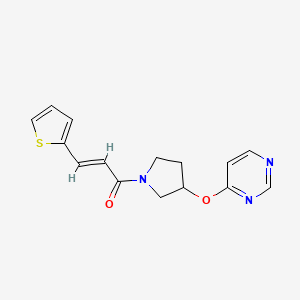 molecular formula C15H15N3O2S B2481520 (E)-1-(3-(嘧啶-4-基氧基)吡咯烷-1-基)-3-(噻吩-2-基)丙-2-烯-1-酮 CAS No. 2035001-28-4