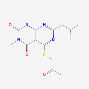 molecular formula C15H20N4O3S B2481821 1,3-二甲基-7-(2-甲基丙基)-5-(2-氧代丙基硫基)嘧啶并[4,5-d]嘧啶-2,4-二酮 CAS No. 893903-92-9