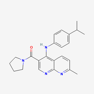 molecular formula C23H26N4O B2482020 7-メチル-N-[4-(プロパン-2-イル)フェニル]-3-(ピロリジン-1-カルボニル)-1,8-ナフチリジン-4-アミン CAS No. 1251600-30-2