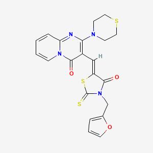 molecular formula C21H18N4O3S3 B2482153 (Z)-3-(呋喃-2-基甲基)-5-((4-氧代-2-硫吗啉-4H-吡啶并[1,2-a]嘧啶-3-基)甲亚甲基)-2-硫代噻唑烷-4-酮 CAS No. 497865-54-0