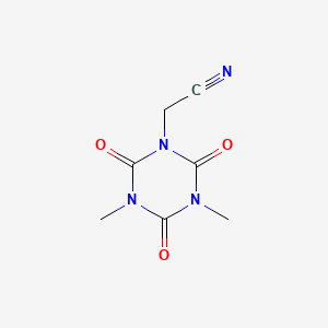 molecular formula C7H8N4O3 B2482384 (3,5-二甲基-2,4,6-三氧代-1,3,5-三嗪-1-基)乙腈 CAS No. 893770-15-5