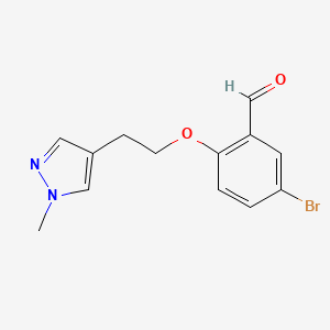 molecular formula C13H13BrN2O2 B2482406 5-Bromo-2-[2-(1-metilpirazol-4-il)etoxi]benzaldehído CAS No. 1356729-42-4