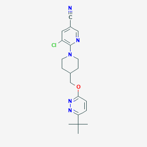 molecular formula C20H24ClN5O B2482976 6-[4-[(6-叔丁基吡啶-3-基)氧甲基]哌啶-1-基]-5-氯吡啶-3-碳腈 CAS No. 2379985-20-1