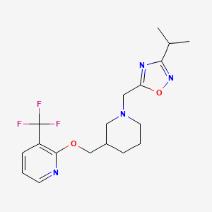 3-Propan-2-yl-5-[[3-[[3-(trifluoromethyl)pyridin-2-yl]oxymethyl]piperidin-1-yl]methyl]-1,2,4-oxadiazole