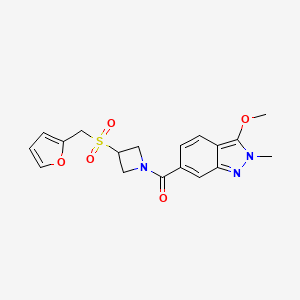 molecular formula C18H19N3O5S B2483818 (3-((フラン-2-イルメチル)スルホニル)アゼチジン-1-イル)(3-メトキシ-2-メチル-2H-インダゾール-6-イル)メタノン CAS No. 1797698-34-0