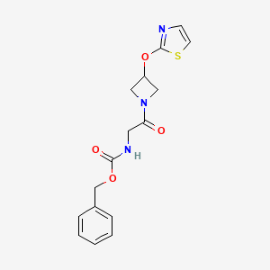 molecular formula C16H17N3O4S B2483961 ベンジル(2-オキソ-2-(3-(チアゾール-2-イルオキシ)アゼチジン-1-イル)エチル)カルバメート CAS No. 1797734-57-6