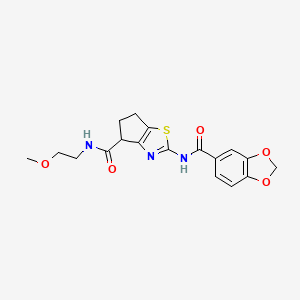 molecular formula C18H19N3O5S B2485254 2-(benzo[d][1,3]dioxole-5-carboxamido)-N-(2-methoxyethyl)-5,6-dihydro-4H-cyclopenta[d]thiazole-4-carboxamide CAS No. 955758-86-8