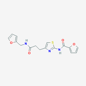 molecular formula C16H15N3O4S B2485458 N-(4-(3-((フラン-2-イルメチル)アミノ)-3-オキソプロピル)チアゾール-2-イル)フラン-2-カルボキサミド CAS No. 1021266-34-1