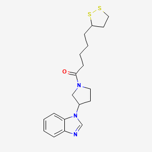 molecular formula C19H25N3OS2 B2486618 1-(3-(1H-苯并[d]咪唑-1-基)吡咯啉-1-基)-5-(1,2-二硫杂环戊烷-3-基)戊酮 CAS No. 2034383-89-4