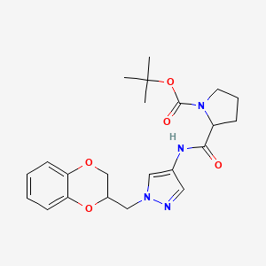 molecular formula C22H28N4O5 B2487308 2-((1-((2,3-ジヒドロベンゾ[b][1,4]ジオキシン-2-イル)メチル)-1H-ピラゾール-4-イル)カルバモイル)ピロリジン-1-カルボン酸tert-ブチル CAS No. 1704492-69-2