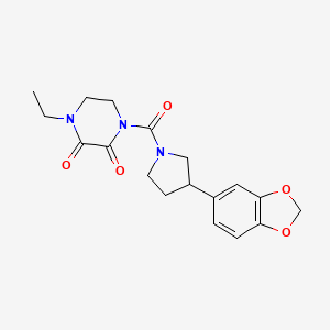 molecular formula C18H21N3O5 B2487949 1-(3-(Benzo[d][1,3]dioxol-5-yl)pyrrolidine-1-carbonyl)-4-ethylpiperazine-2,3-dione CAS No. 2034341-45-0