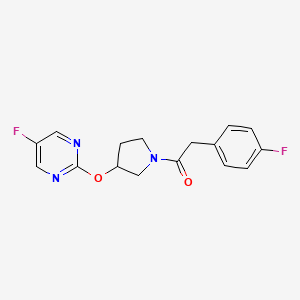 molecular formula C16H15F2N3O2 B2488106 2-(4-Fluorophenyl)-1-(3-((5-fluoropyrimidin-2-yl)oxy)pyrrolidin-1-yl)ethanone CAS No. 2034359-99-2