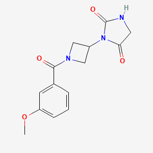 molecular formula C14H15N3O4 B2489949 3-(1-(3-Methoxybenzoyl)azetidin-3-yl)imidazolidine-2,4-dione CAS No. 2034387-09-0