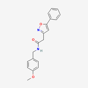 molecular formula C19H18N2O3 B2489994 N-[(4-メトキシフェニル)メチル]-2-(5-フェニル-1,2-オキサゾール-3-イル)アセトアミド CAS No. 953195-66-9