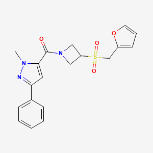 molecular formula C19H19N3O4S B2490336 (3-((furan-2-ylmethyl)sulfonyl)azetidin-1-yl)(1-methyl-3-phenyl-1H-pyrazol-5-yl)methanone CAS No. 1797020-47-3