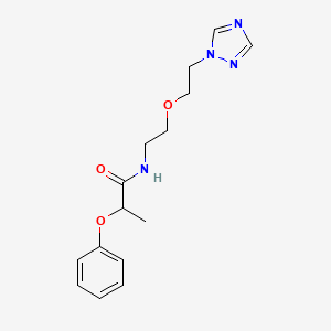 molecular formula C15H20N4O3 B2490420 2-フェノキシ-N-{2-[2-(1H-1,2,4-トリアゾール-1-イル)エトキシ]エチル}プロパンアミド CAS No. 2097909-75-4