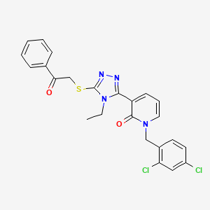 molecular formula C24H20Cl2N4O2S B2491060 1-[(2,4-Dichlorophenyl)methyl]-3-(4-ethyl-5-phenacylsulfanyl-1,2,4-triazol-3-yl)pyridin-2-one CAS No. 477853-24-0