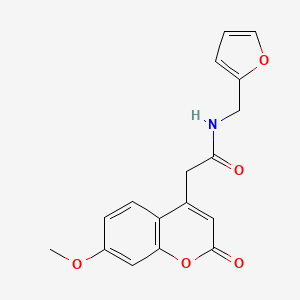molecular formula C17H15NO5 B2491859 N-(呋喃-2-基甲基)-2-(7-甲氧基-2-氧代-2H-香豆素-4-基)乙酰胺 CAS No. 919861-65-7
